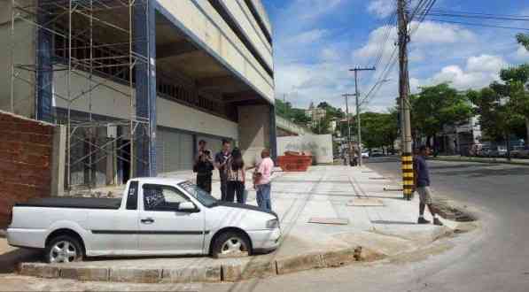 Construction workers in Brazil cemented a car on a pavement after its driver refused to move it. - MirrorLog